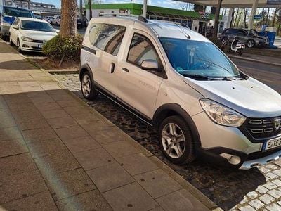 Grau Gebraucht 2018 Dacia Dokker Celebration Van / Kleinbus | 10.700 € (Guter Preis)