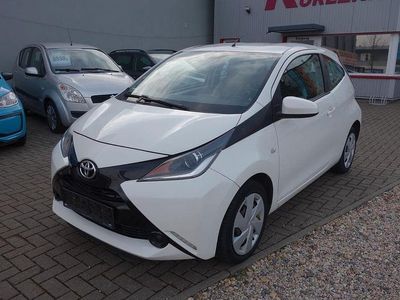 Gebraucht Toyota Aygo X-play 69 PS (50 kW) 2016 Weiß Kleinwagen