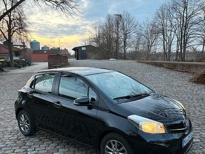 Używany Toyota Yaris 69 KM (50 kW) 2013 Czarny Hatchback
