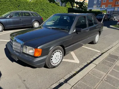 Używany Mercedes 190 118 KM (86 kW) 1990 Czarny Sedan/Limuzyna