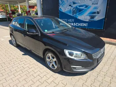Gebraucht Volvo V60 Business Edition 136 PS (100 kW) 2015 Schwarz Kombi