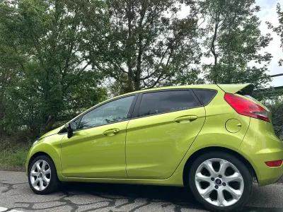 Gebraucht Ford Fiesta 82 PS (60 kW) 2012 Grün Limousine