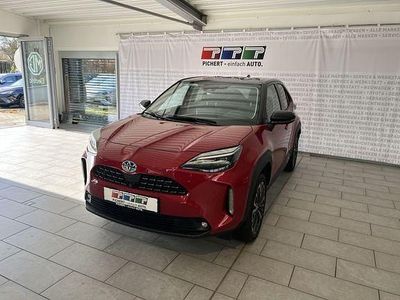 Gebraucht Toyota Yaris Hybrid Elegant 116 PS (85 kW) 2022 Karminarot metallic, dach schwarz