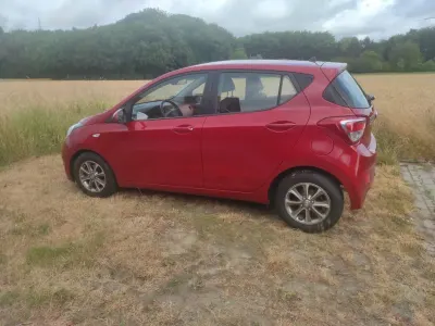 Gebraucht Hyundai i10 Edition 67 PS (49 kW) 2014 Rot Kleinwagen