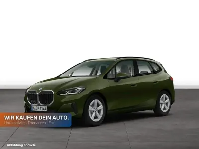 Gebraucht BMW 220 Active Tourer Luxury Line 156 PS (114 kW) 2025 Sanremo green metallic Van / Kleinbus