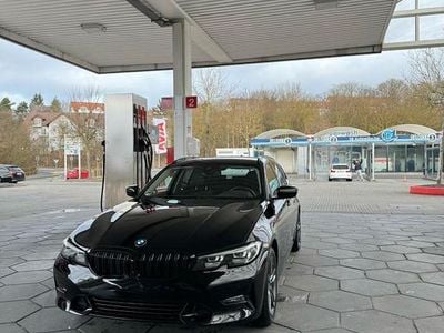 Schwarz Gebraucht 2020 BMW 318 Shadowline Kombi | 16.499 € (Fairer Preis)