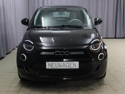 gebraucht Fiat 500e Cabrio by Bocelli 42 kWh, Totwinkel-Assistent, 360°-“Drone View”-Parksensoren, 17"-Leichtmetallfelgen mit Diamantfinish, Beheizbare Vordersitze; Kabelloses Smartphone-Ladepad, Winter Paket: Auflagefläche der Frontscheib