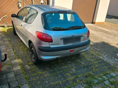 Gebraucht Peugeot 206 75 PS (55 kW) 1998 Silber Kleinwagen