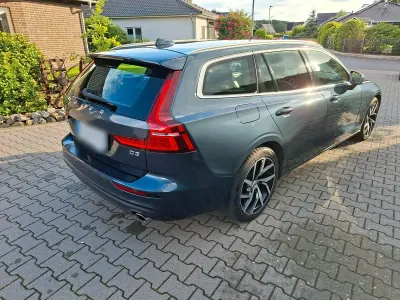Gebraucht Volvo V60 Momentum 150 PS (110 kW) 2020 Blau Kombi