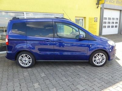 Blau Gebraucht 2018 Ford Tourneo Courier Titanium Van / Kleinbus | 8.500 €