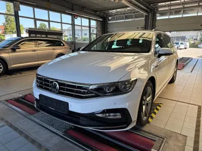 Gebraucht VW Passat R-line 150 PS (110 kW) 2023 Weiß Kombi