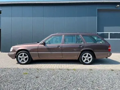 Gebraucht Mercedes E200 136 PS (100 kW) 1994 Grau Kombi