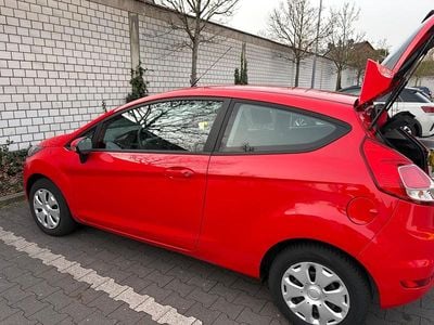 Begagnad Ford Fiesta Ambiente 60 HK (44 kW) 2016 Röd Halvkombi