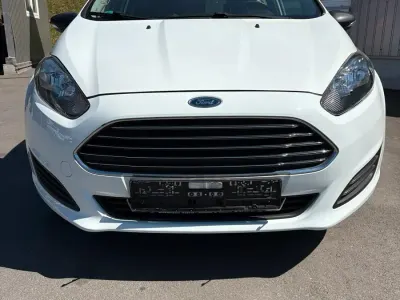 Gebraucht Ford Fiesta 60 PS (44 kW) 2015 Weiß Kleinwagen