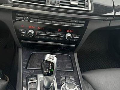 Second-hand BMW 750 408 CP (300 kW) 2012 Albastru Berlinǎ