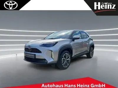 Gebraucht Toyota Yaris Elegant 116 PS (85 kW) 2022 Shimmering silver metallic Kleinwagen
