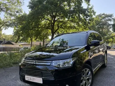 Gebraucht Mitsubishi Outlander P-HEV Plus 203 PS (149 kW) 2014 Schwarz SUV