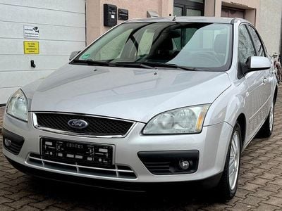 Gebraucht Ford Focus Ghia 116 PS (85 kW) 2005 Silber Limousine