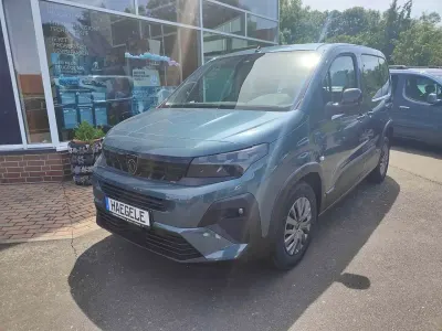 Neu Peugeot Rifter Allure 110 PS (80 kW) 2025 Other Van / Kleinbus