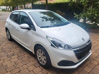 Gebraucht Peugeot 208 Active 82 PS (60 kW) 2017 Weiß Kleinwagen