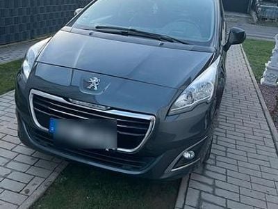 Grau Gebraucht 2014 Peugeot 5008 Allure Van / Kleinbus | 9.000 € (Teuer)