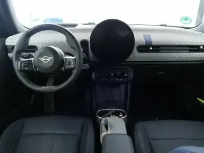 Occasion Mini Cooper Favoured 114 kW (156 PK) 2025 Zilver Hatchback