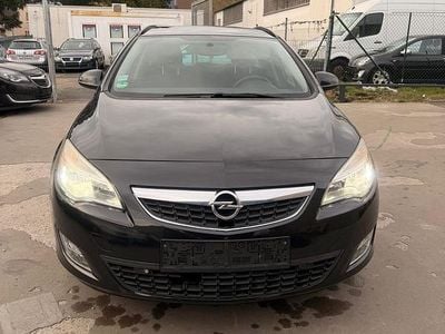 Używany Opel Astra Design Edition 165 KM (121 kW) 2011 Czarny Kombi