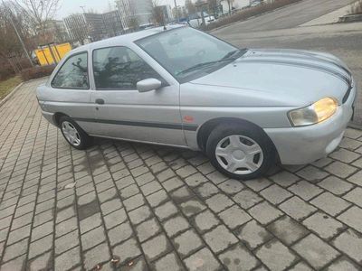 Silber Gebraucht 1998 Ford Escort Kleinwagen | 1.300 €