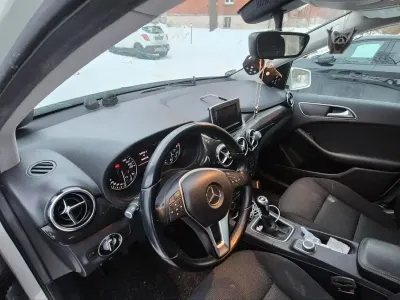 Gebraucht Mercedes B180 Style 122 PS (89 kW) 2014 Weiß Van / Kleinbus
