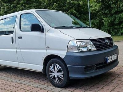 Second-hand Toyota HiAce 117 CP (86 kW) 2008 Alb Monovolum