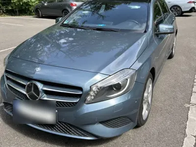 Gebraucht Mercedes A180 122 PS (89 kW) 2015 Blau Limousine