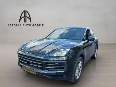 Gebraucht Porsche Cayenne E-Hybrid 305 PS (224 kW) 2025 Chromitschwarz SUV