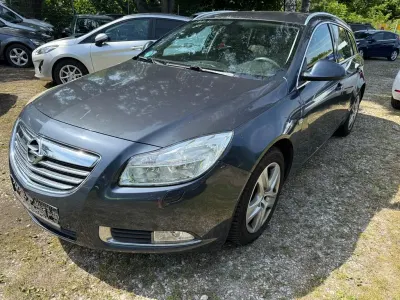 Gebraucht Opel Insignia Edition 140 PS (102 kW) 2009 Metro metallic (metallic) Kombi