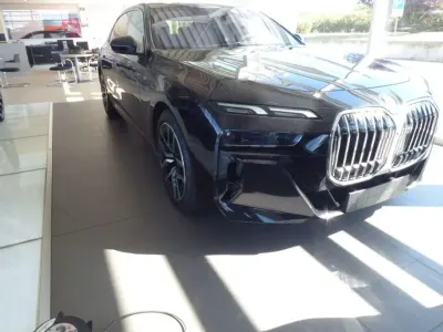 Gebraucht BMW 740 M Sport 286 PS (210 kW) 2024 Black sapphire metallic Limousine