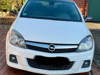 Używany Opel Astra OPC 116 KM (85 kW) 2010 Biały Coupe