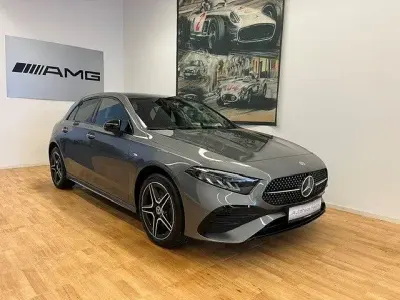 Gebraucht Mercedes A250 AMG line 163 PS (119 kW) 2025 Mountaingrau Limousine