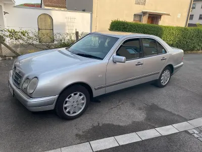Używany Mercedes E280 Elegance 204 KM (150 kW) 1997 Srebrny Sedan/Limuzyna
