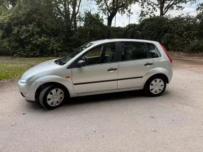 Gebraucht Ford Fiesta 80 PS (58 kW) 2003 Silber Kleinwagen