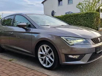 Usado Seat Leon FR 179 HP (131 kW) 2014 Cinzento Sedan