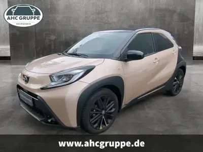 Gebraucht Toyota Aygo X x-style 72 PS (52 kW) 2023 Ginger beige metallic/ night sky black SUV