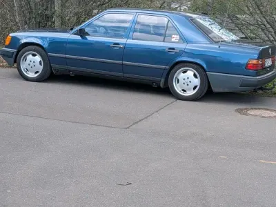 Używany Mercedes E230 136 KM (100 kW) 1988 Niebieski Sedan/Limuzyna