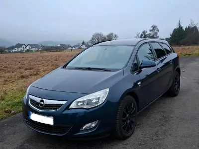 Gebraucht Opel Astra 125 PS (91 kW) 2012 Blau Kombi