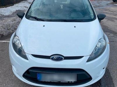 Gebraucht Ford Fiesta Ambiente 60 PS (44 kW) 2012 Weiß Kleinwagen