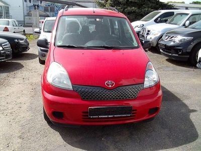 Begagnad Toyota Yaris Verso 86 HK (63 kW) 2001 Röd Minibuss