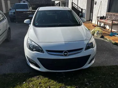 Używany Opel Astra Edition 101 KM (74 kW) 2014 Biały Sedan/Limuzyna