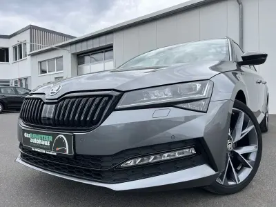 Gebraucht Skoda Superb SportLine 150 PS (110 kW) 2024 Graphitegrau Kombi