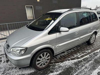 Silber Gebraucht 2004 Opel Zafira Elegance Van / Kleinbus | 3.490 € (Teuer)