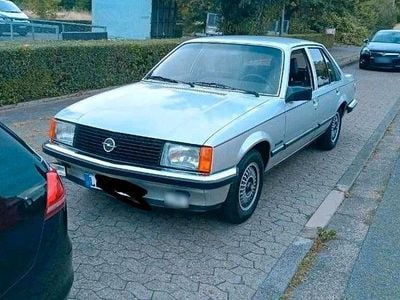 Usado Opel Rekord 100 HP (73 kW) 1983 Prateado Sedan