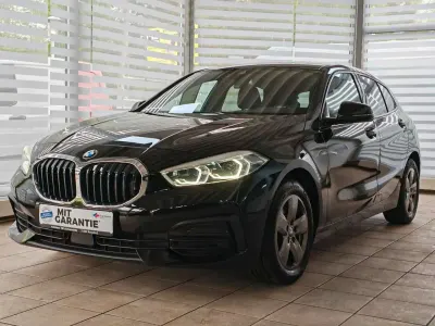 Gebraucht BMW 118 136 PS (100 kW) 2023 Schwarz ii/bonnet fluid black Kleinwagen