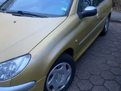 Gebraucht Peugeot 206 Tendance 109 PS (80 kW) 2003 Gold Limousine